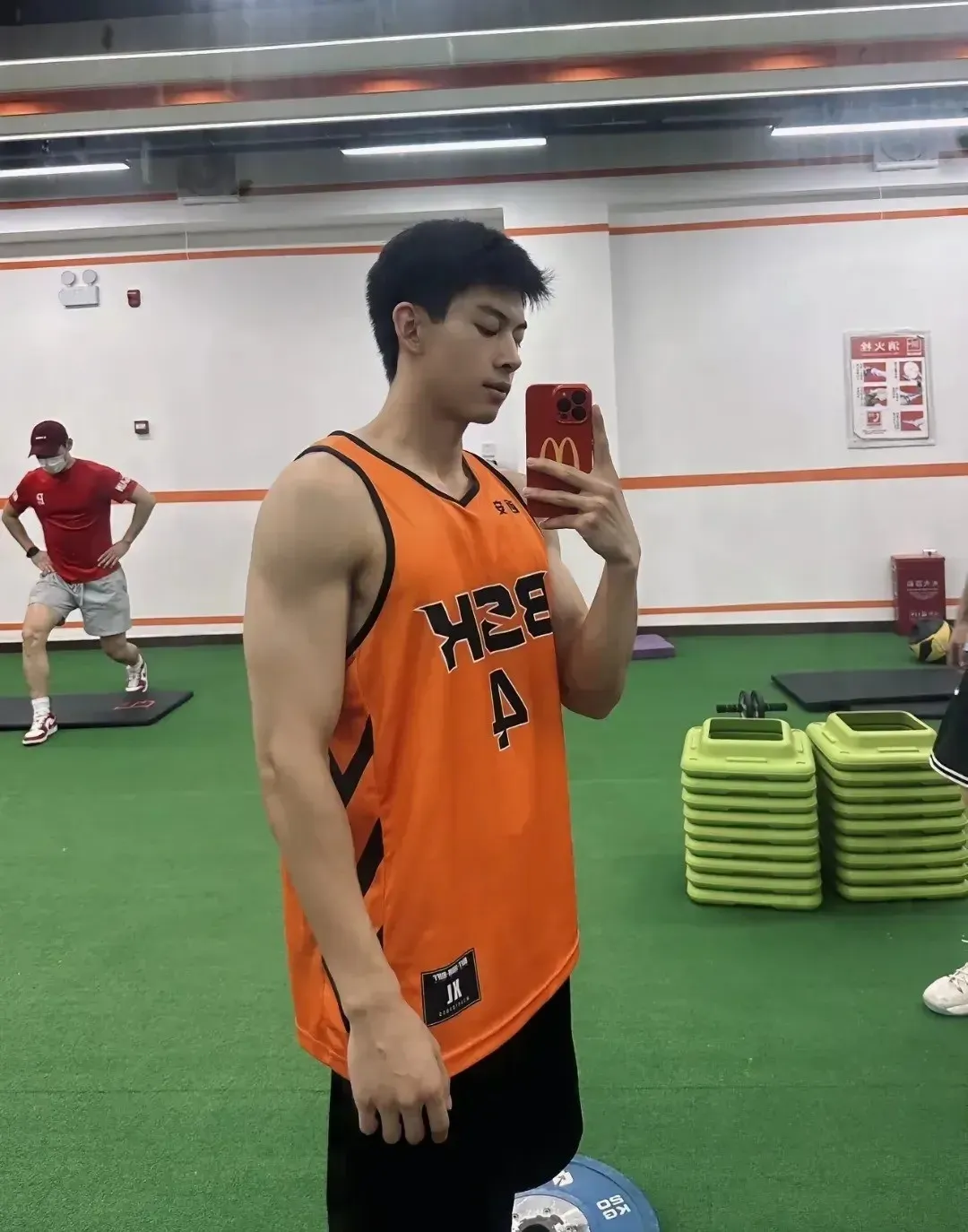 19 岁篮球体育生的小腹肌，有多好看？