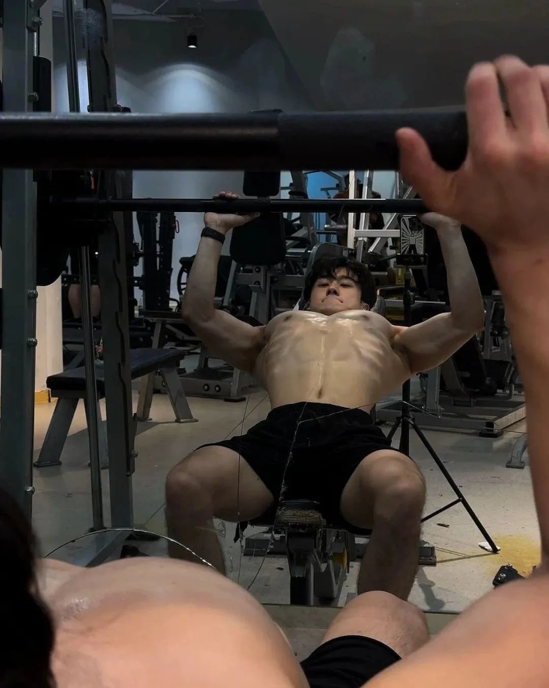 网红健身博主在推特火了，八块腹肌帅私教！