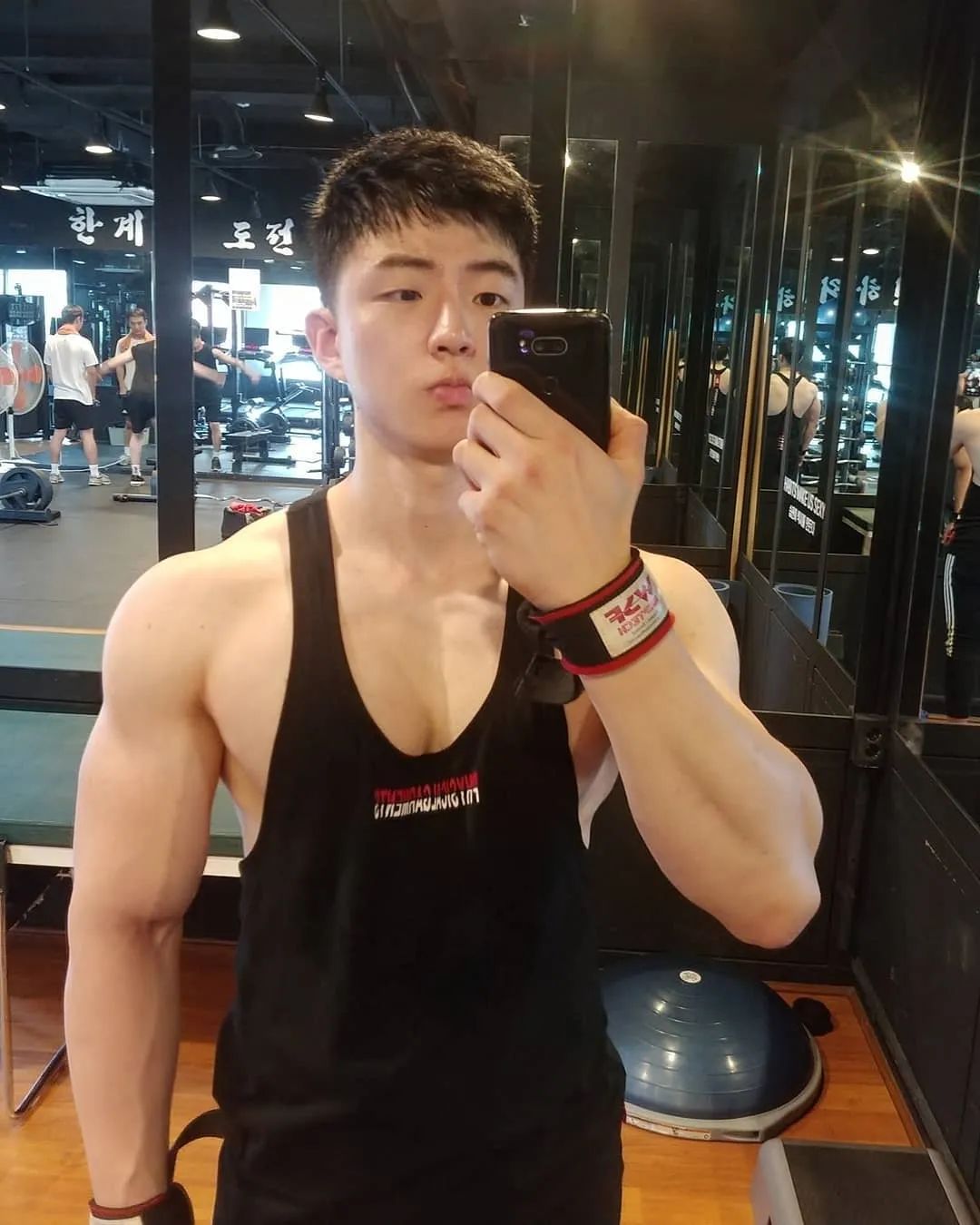 灰裤子小哥照片被盗当头像，你见过吗
