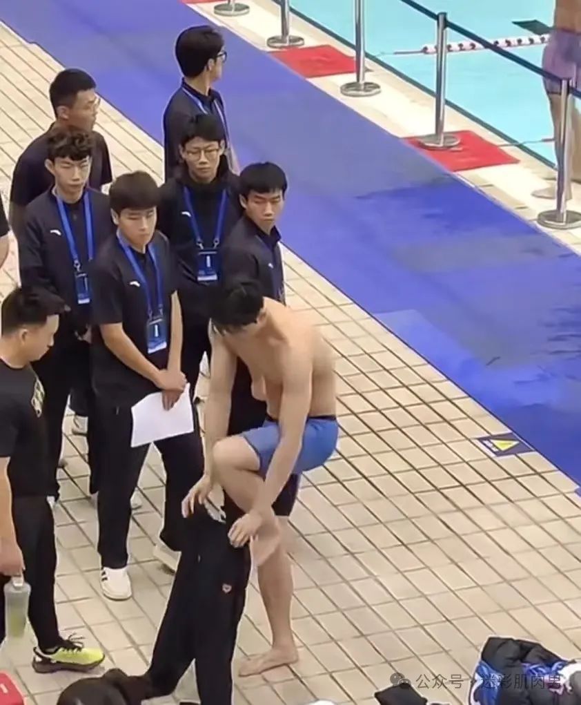 192CM 汪顺比赛穿紧身泳裤照刷屏实力凸出，被摸胸了？