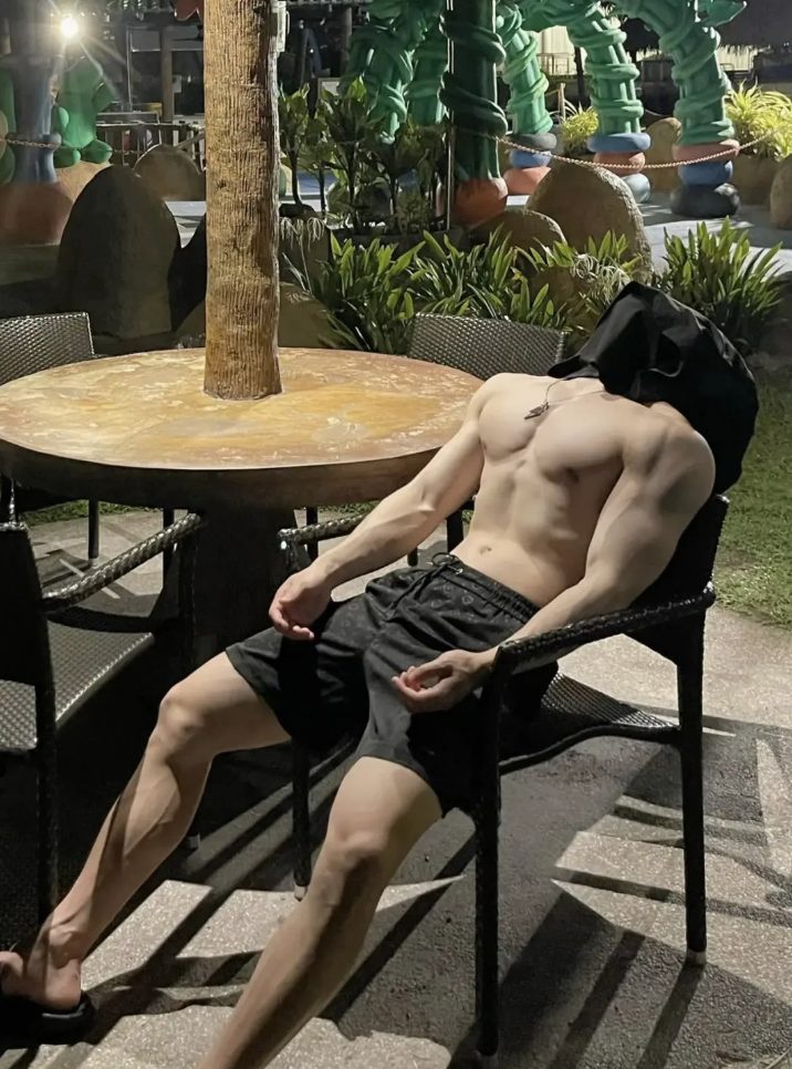 操场打篮球的运动男被汗水湿透太有看头，实力太强！