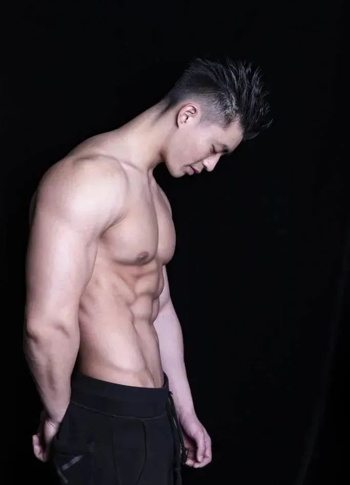185cm 硬邦邦腹肌 360°无死角肌肉帅哥！