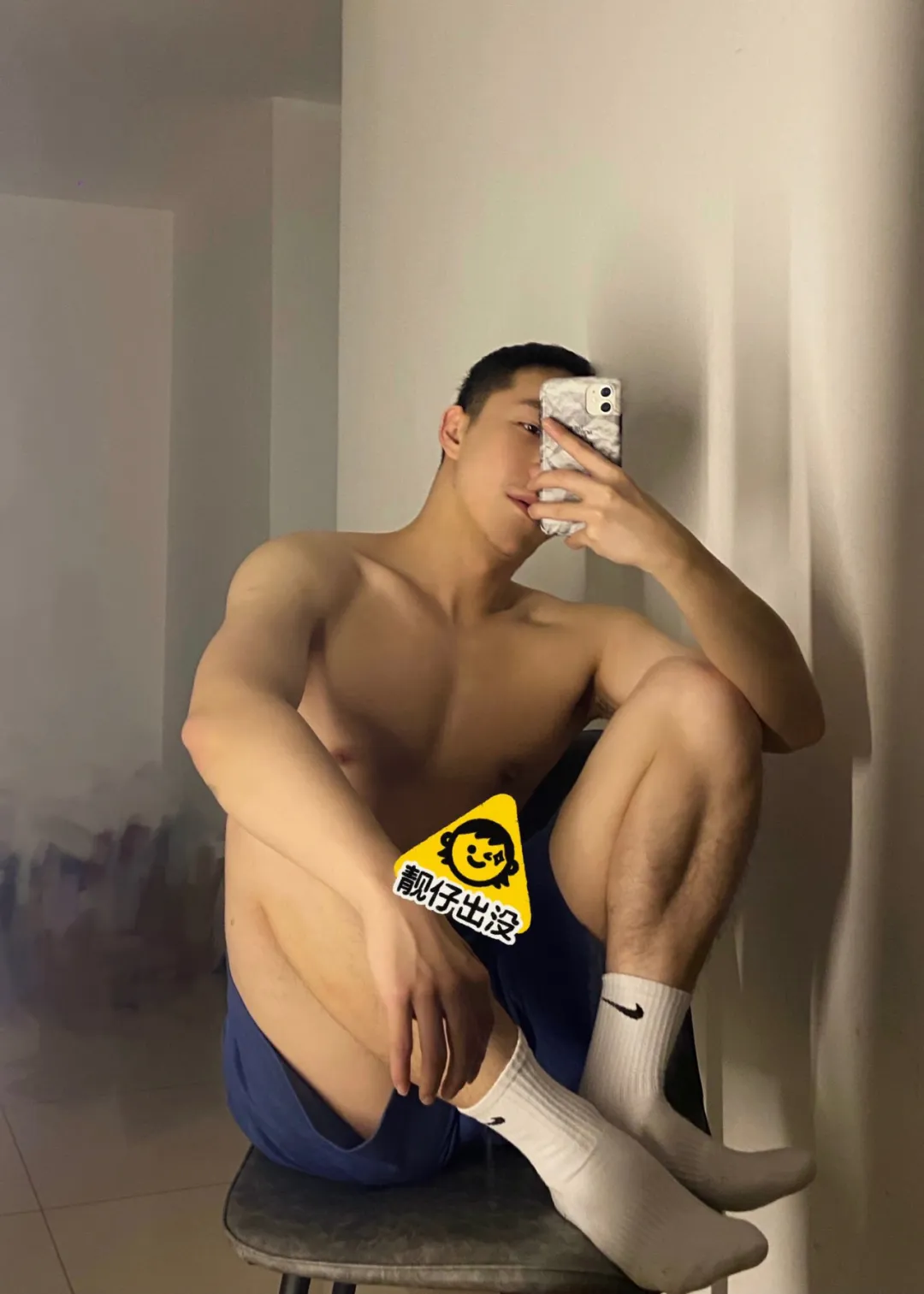 用软件识图穿黑袜肌肉男，没想到结果是这样子......