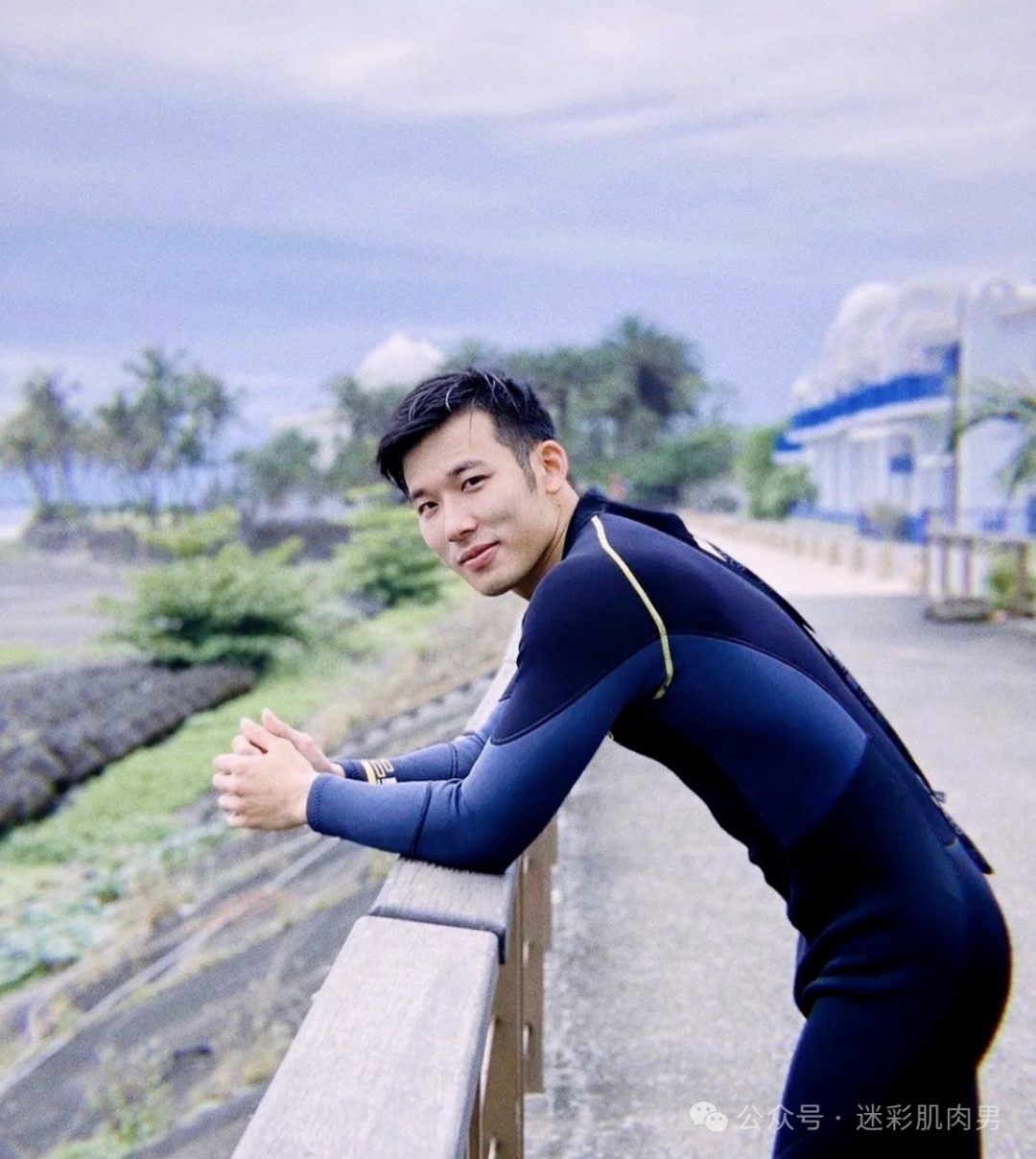 海边小哥脱掉潜水服身材湿透！喜欢这样的！