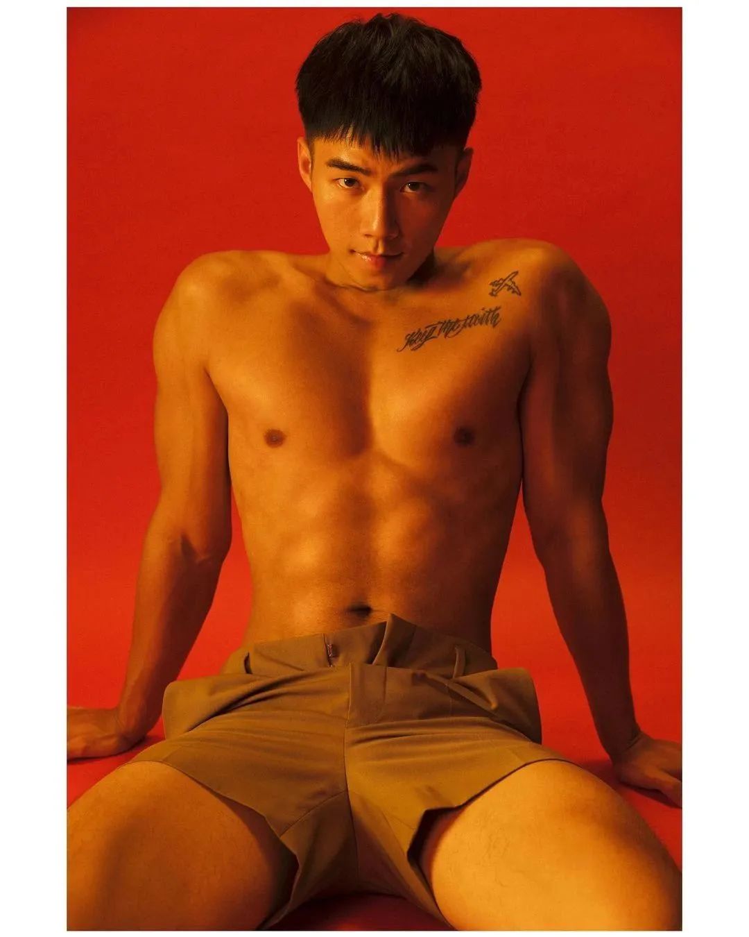 短发黝黑大男孩拍写真，颜值超高我超可以！