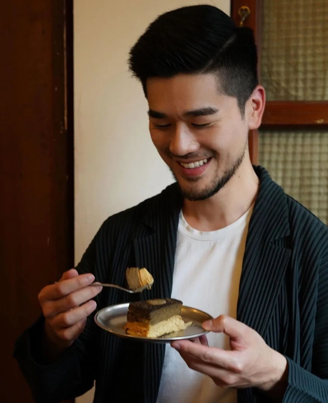 190CM 壮汉自拍照穿太少，络腮胡真性感！