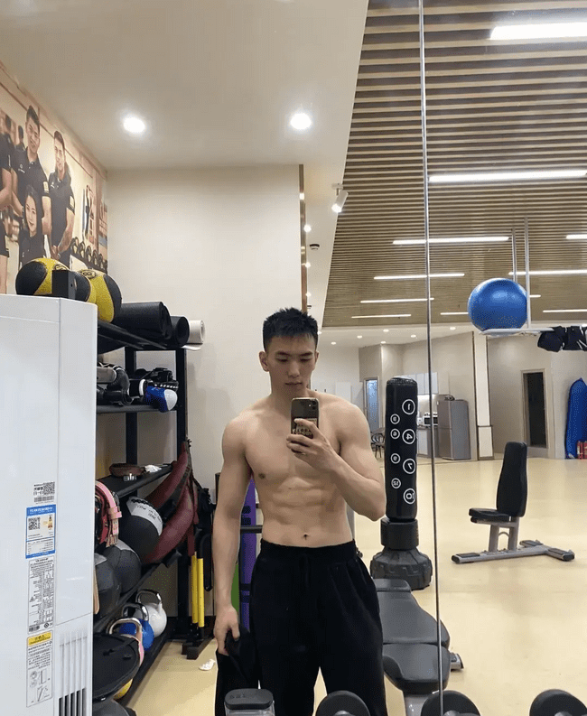 黑皮薄肌男孩，会是你的 crush 吗？