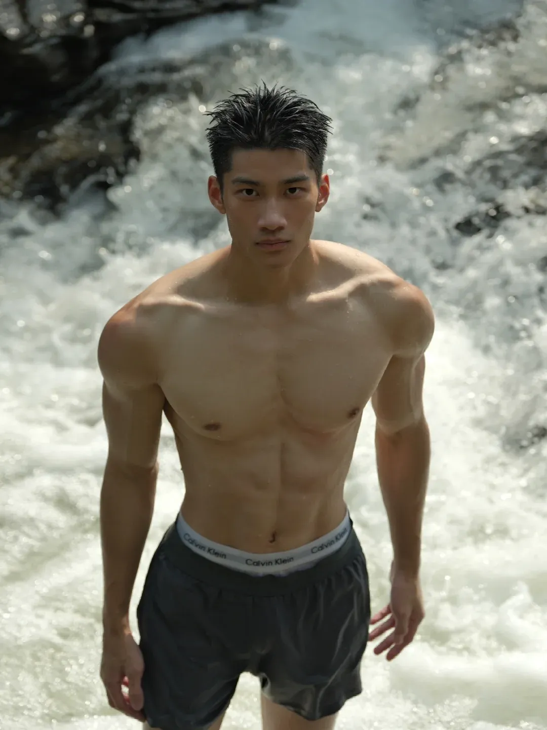 操场 184cm 运动长腿男湿透脱啦，大鼻梁太性感了！