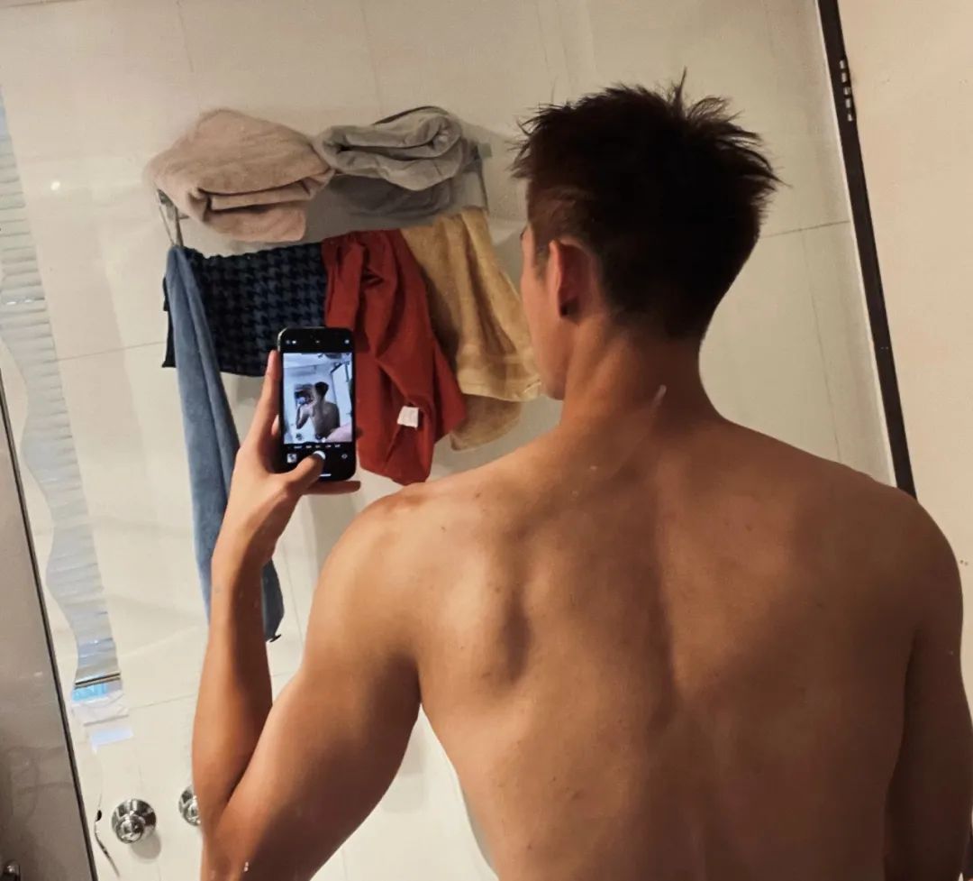 浙江 02 年直男体育生，这 190CM 大长腿简直太炸了！