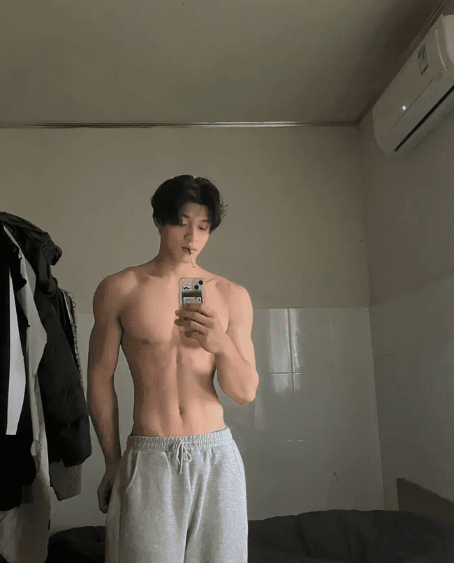 穿着破烂背心的肌肉帅哥，性感身材魅力无限