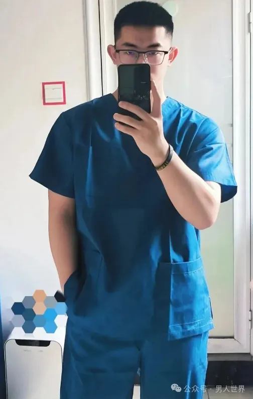 学生小哥穿紧身正装，太 A 了！