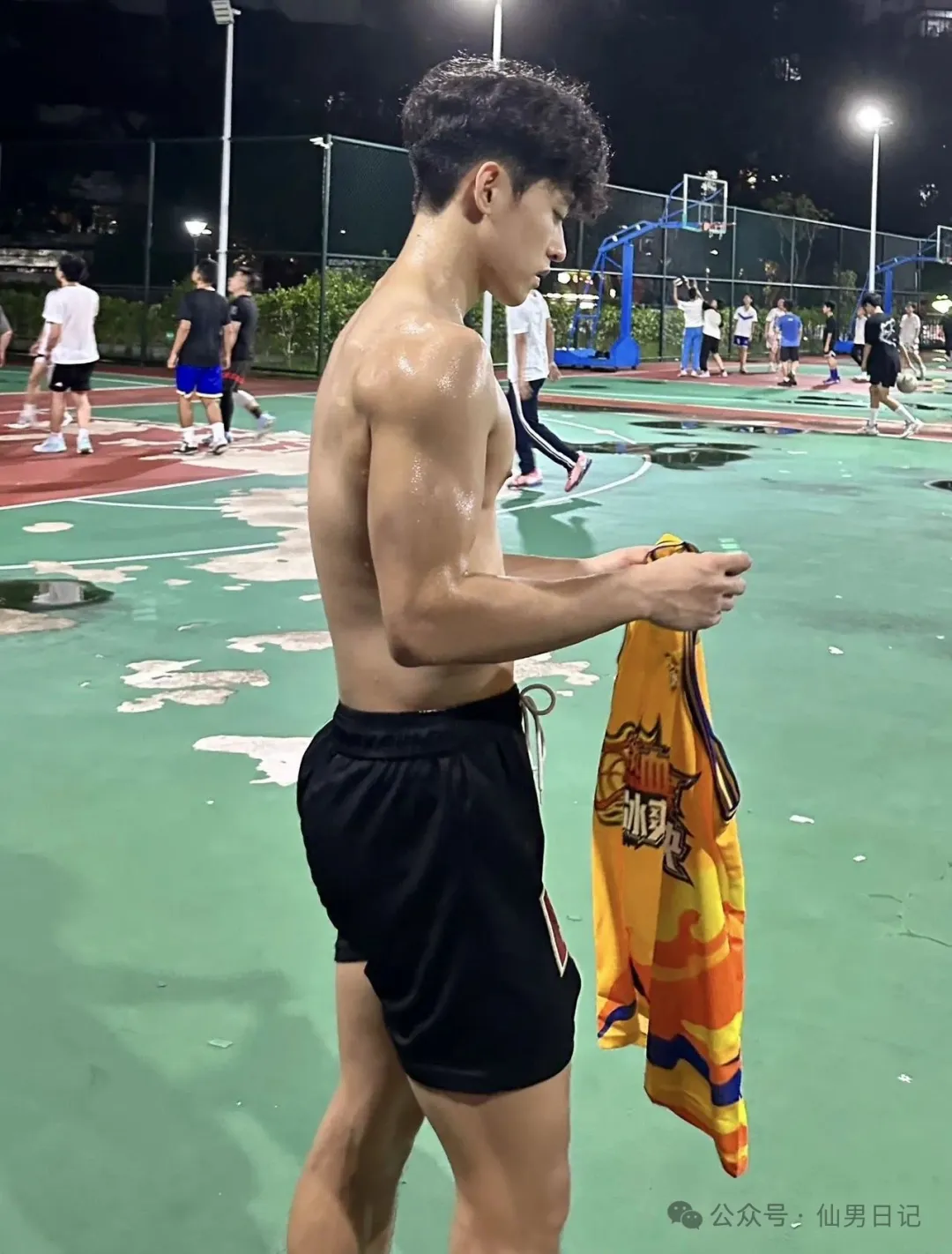 02 年深大篮球体育生火了！网友直呼：比易建联有味道……