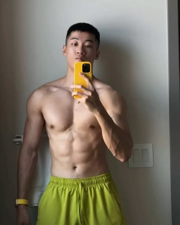 用软件识图穿黑袜肌肉男，没想到结果是这样子......