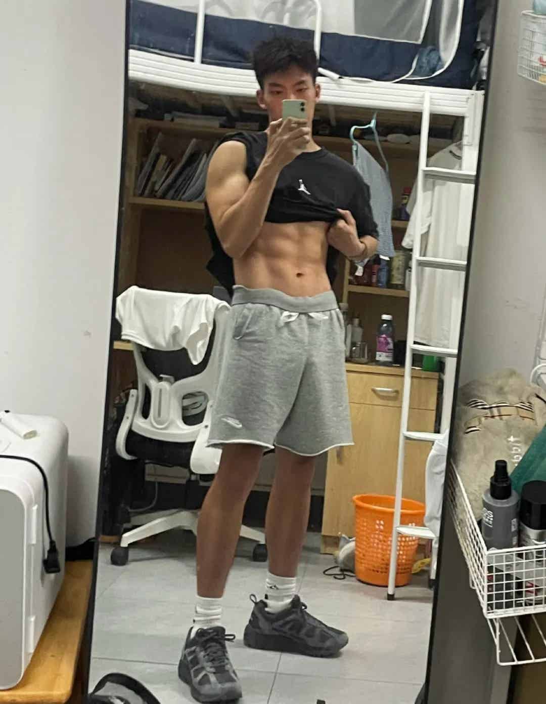 广州体院的体育生宿舍自拍真的太会了！