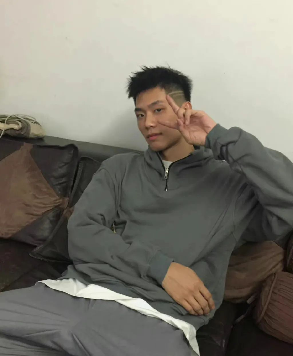 浙江 02 年直男体育生，这 190CM 大长腿简直太炸了！