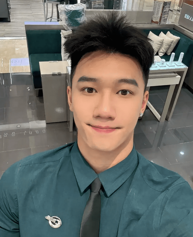 风华正茂的 Top 奶 1，柜哥穿上工作服帅气迷人！