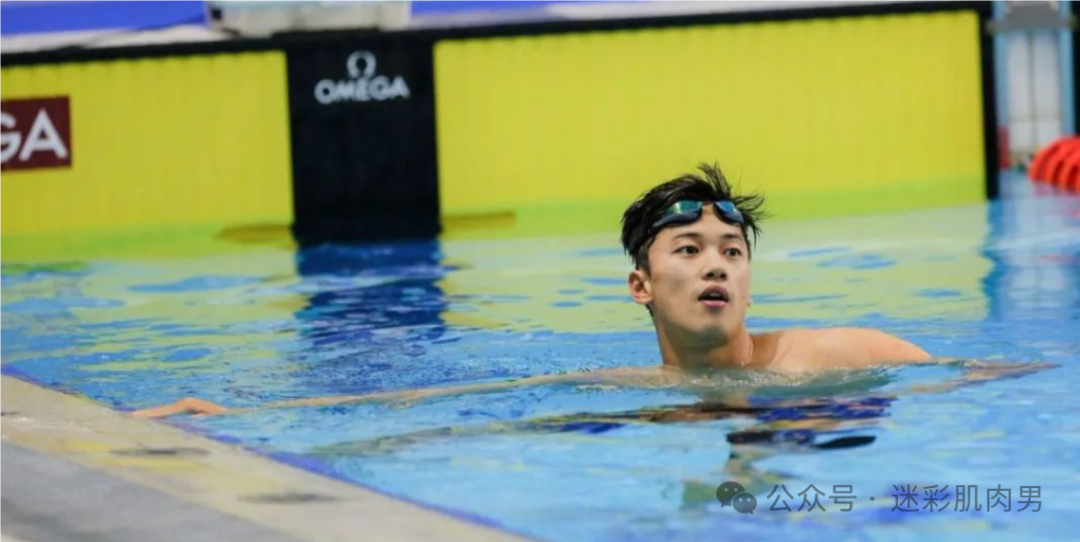 192CM 汪顺比赛穿紧身泳裤照刷屏实力凸出，被摸胸了？
