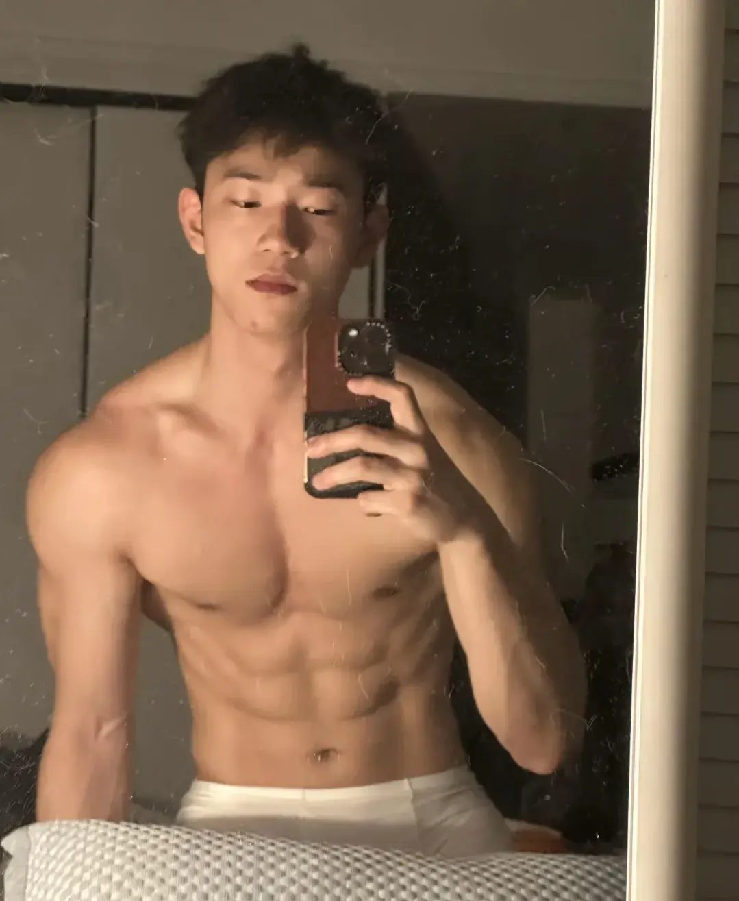 爱照镜子的腹肌狂野大男孩、肌肉帅哥得劲！