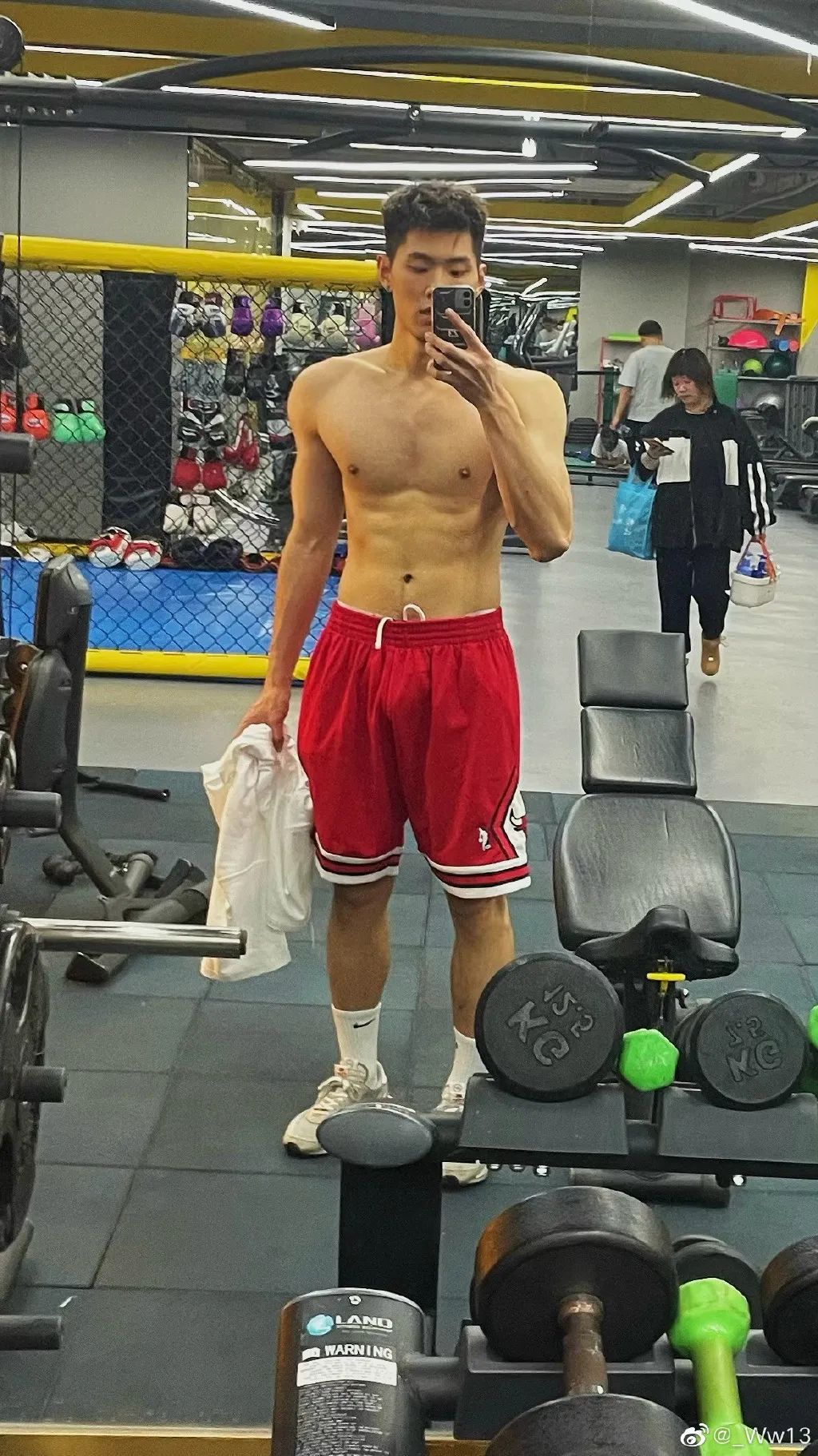 浙江 02 年直男体育生，这 190CM 大长腿简直太炸了！