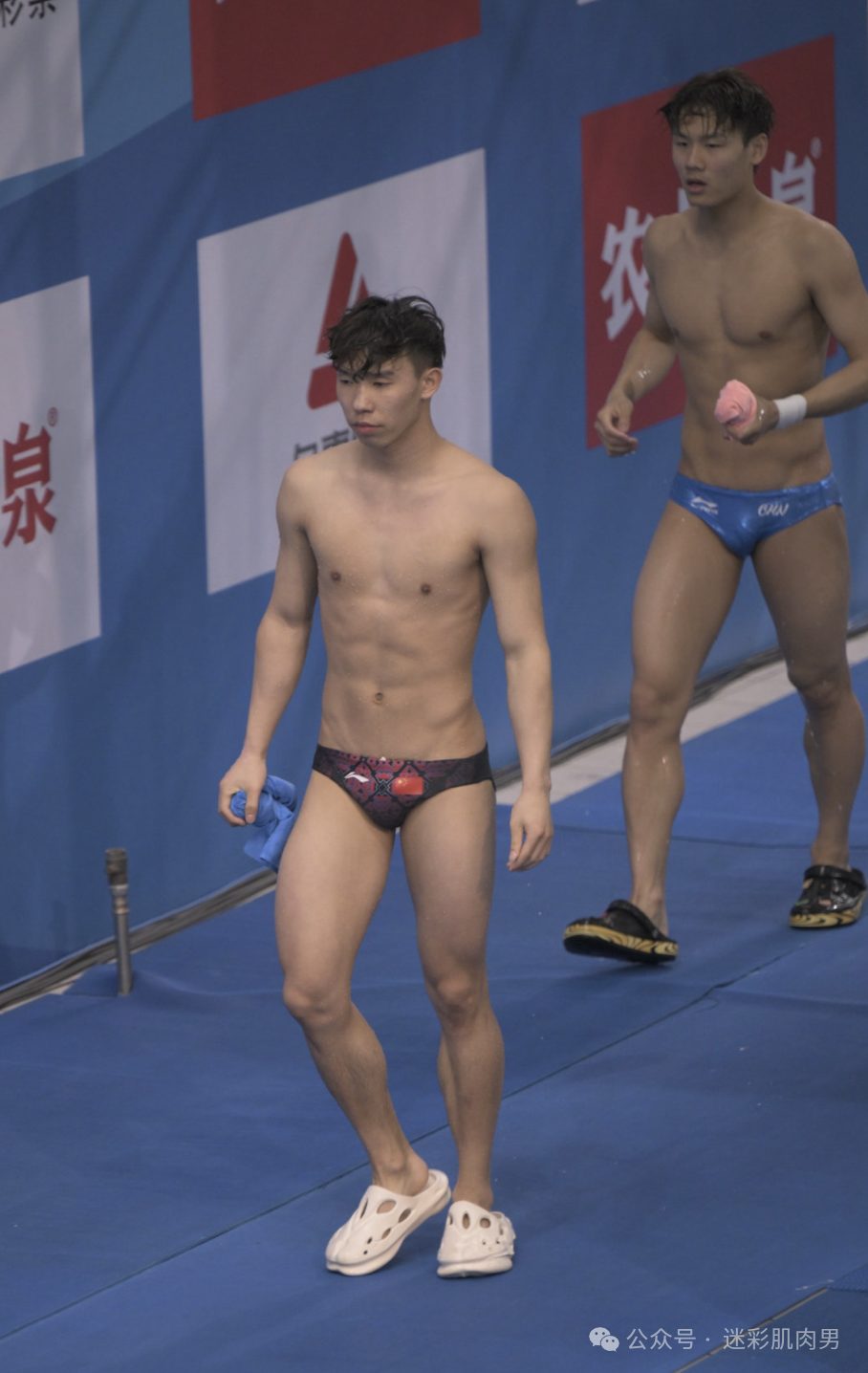 跳水比赛零零后翘臀男穿太紧湿透，19 的他比陈艾森还大！