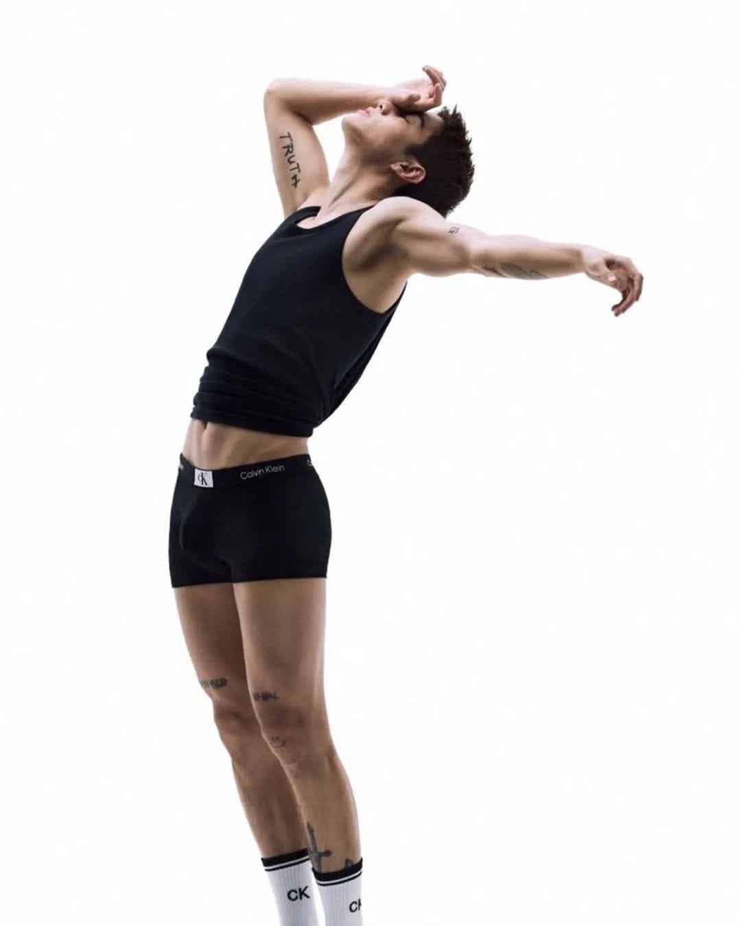 王嘉尔前队友拍 CK 广告，这实力直接碾压某代言人！