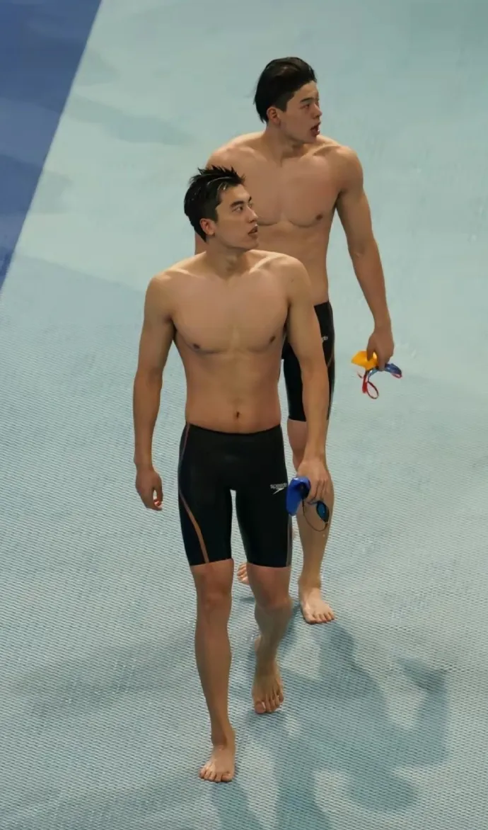 别盯着汪顺宁泽涛了！这个 187cm 男大体育生也太帅了吧！