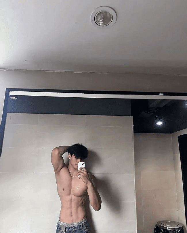 穿着破烂背心的肌肉帅哥，性感身材魅力无限