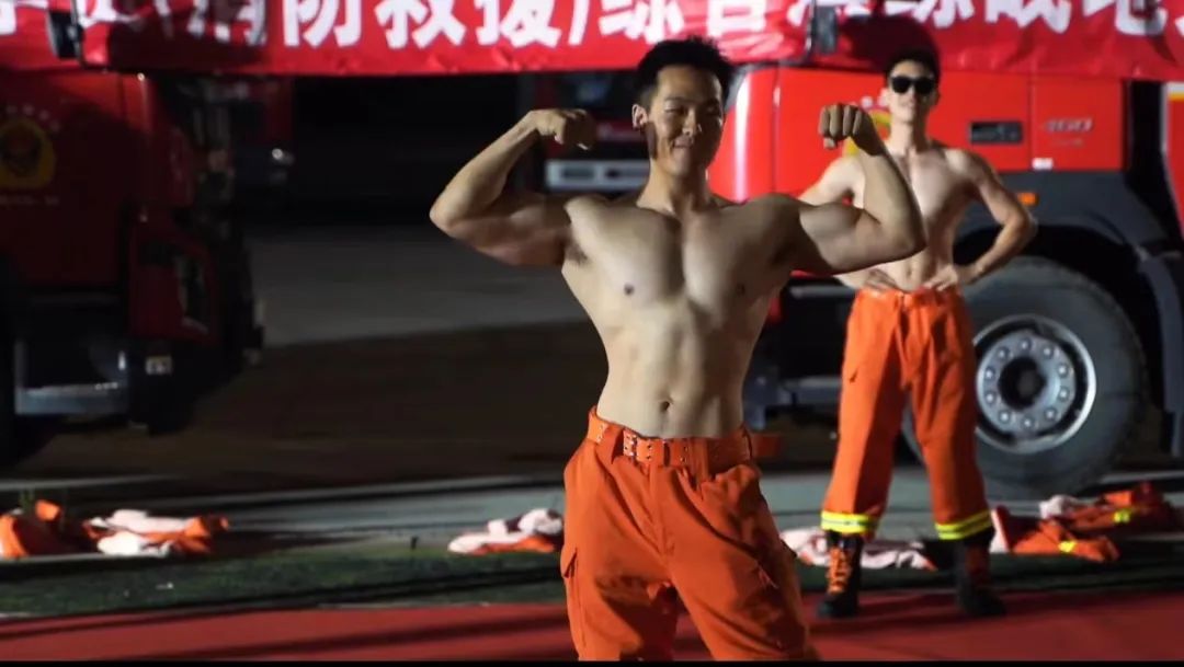 沈阳成群的消防员直接脱衣？东北硬汉大实力太强大！