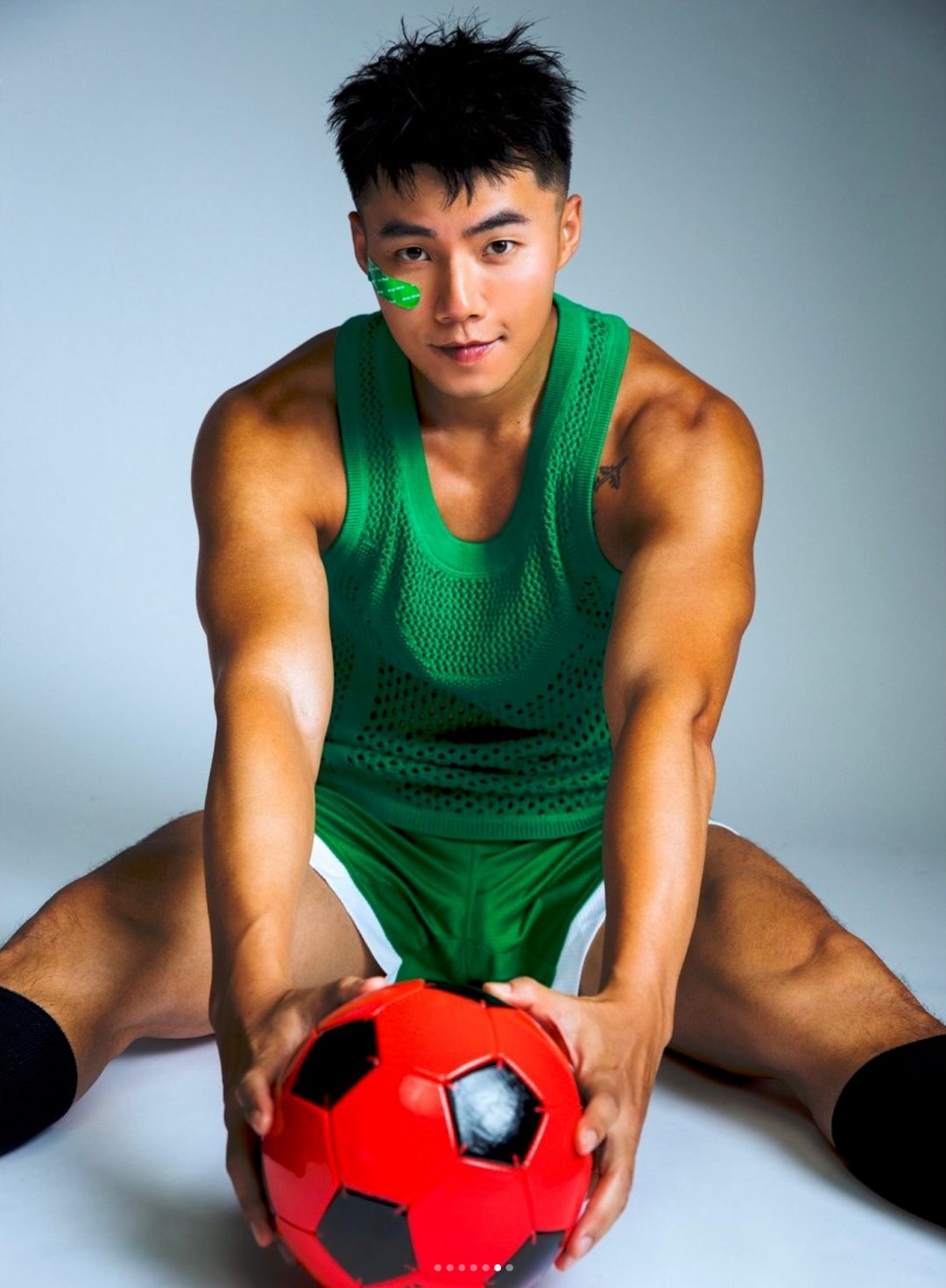 短发黝黑大男孩拍写真，颜值超高我超可以！