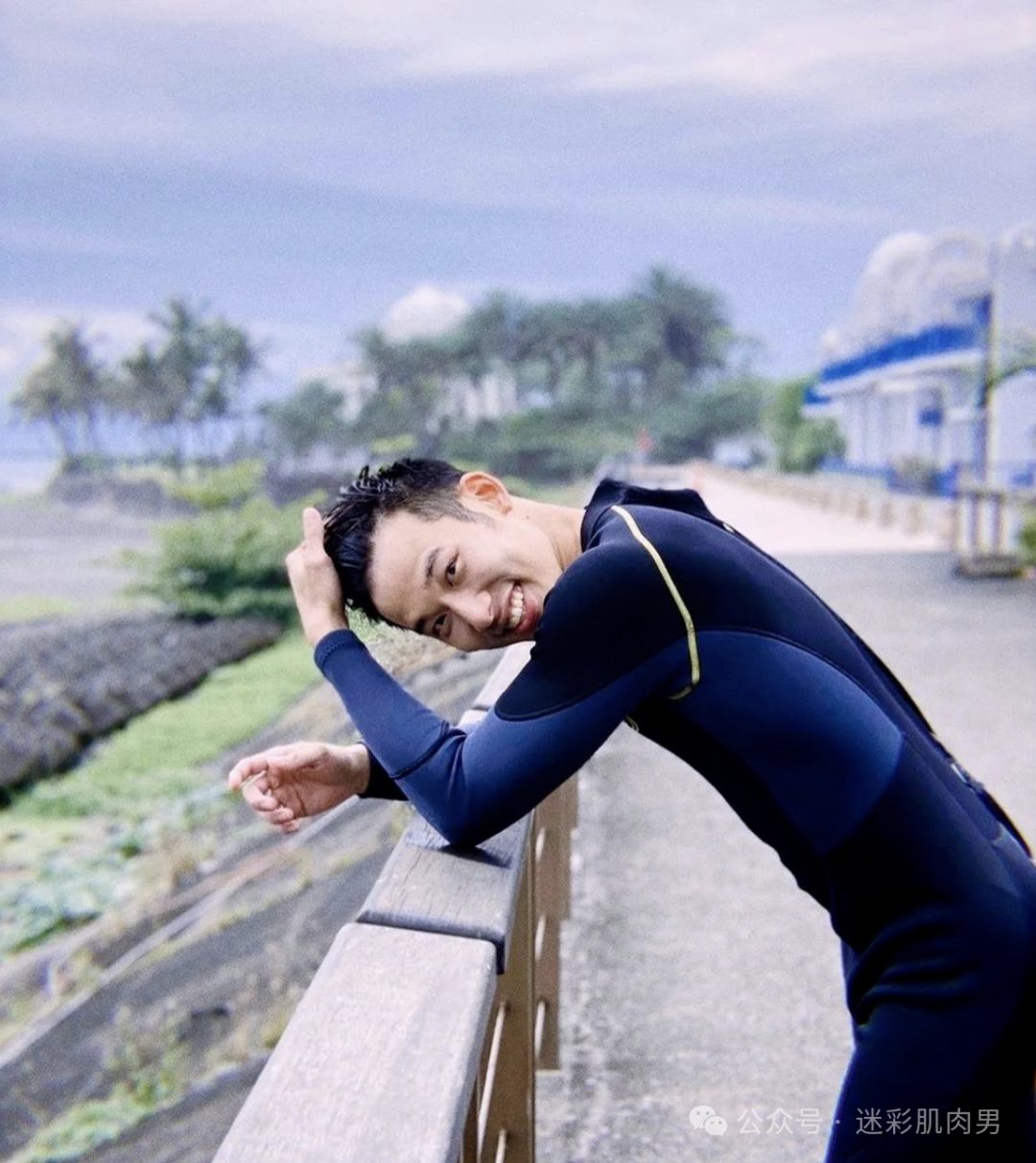 海边小哥脱掉潜水服身材湿透！喜欢这样的！