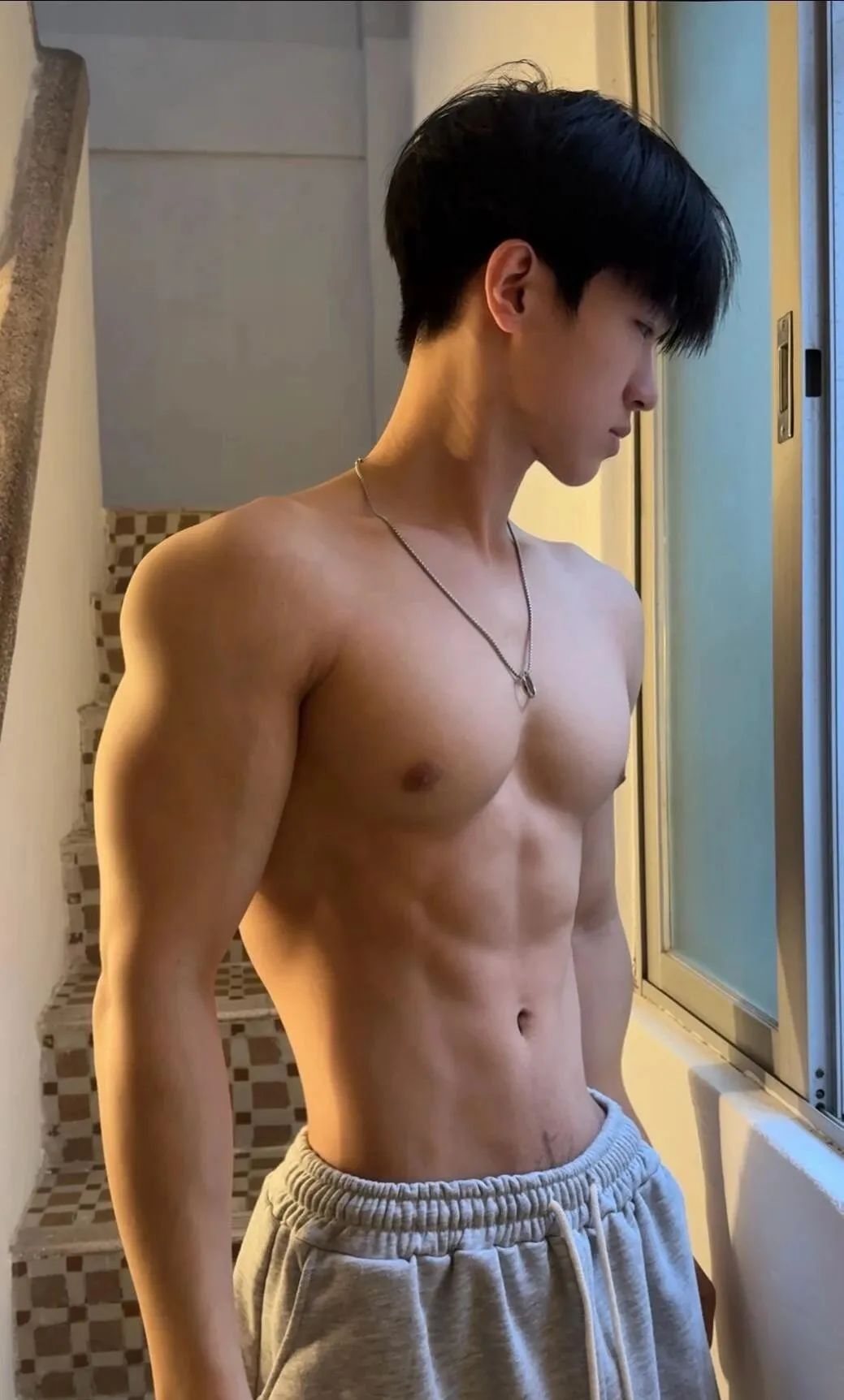 183cm 海边体育生弟弟，身材让人着迷！
