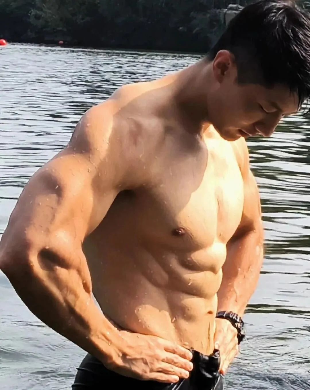 刚毅肌肉帅哥水中秀肌，你会几点回家？