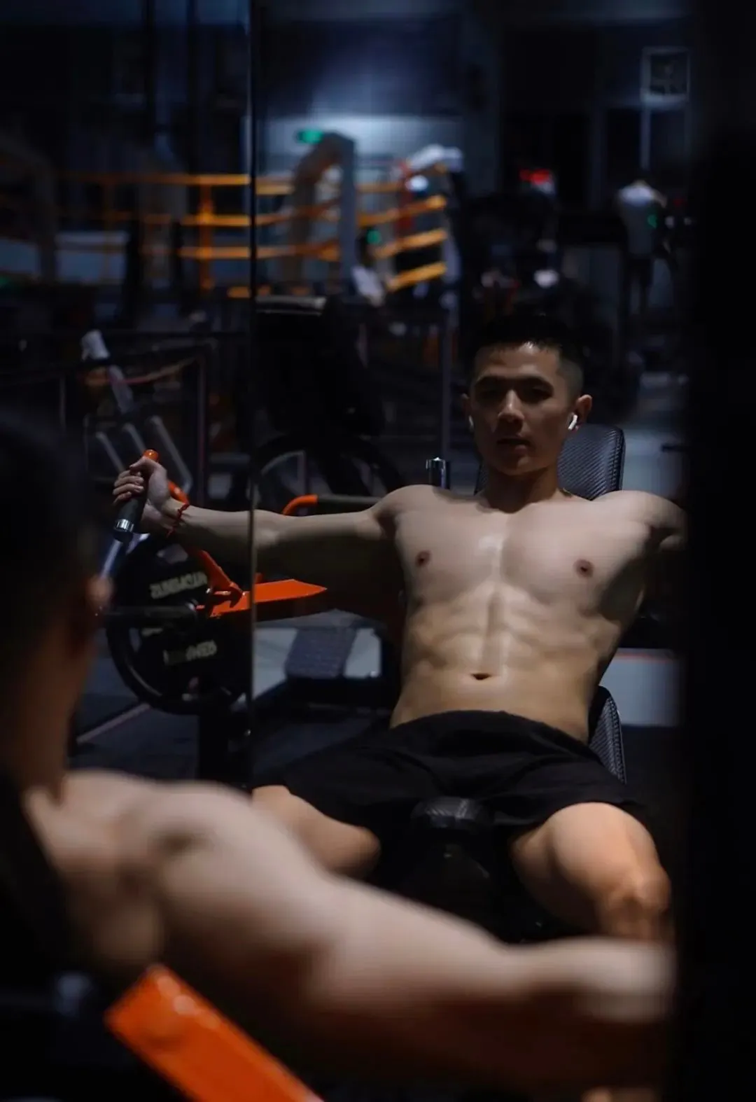 洗车湿透运动男脱衣太帅，喜欢这样的！！