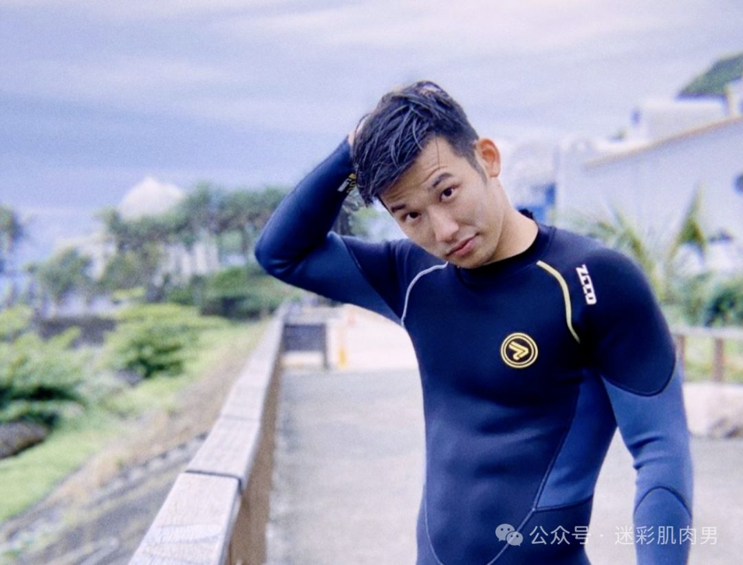海边小哥脱掉潜水服身材湿透！喜欢这样的！
