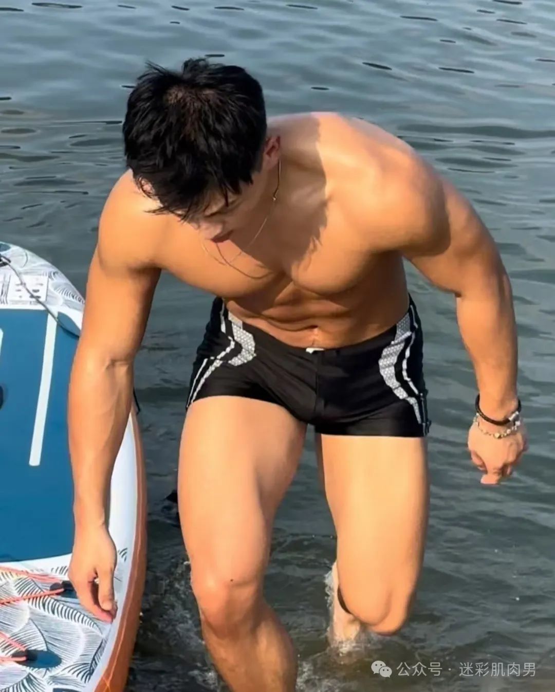 穿泳裤湿透皮划艇运动男 IG 新照黝黑大长腿，耐力强！