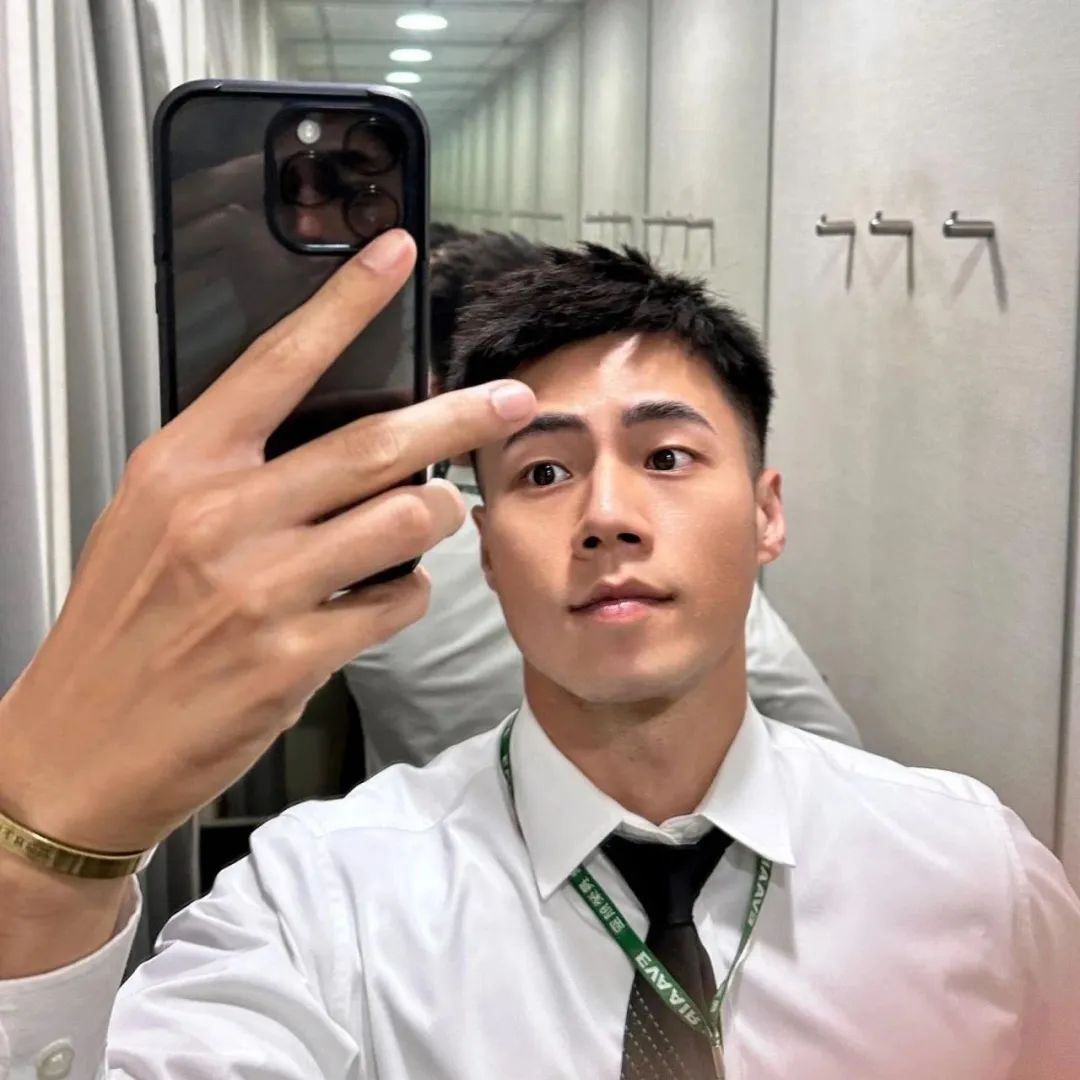 短发黝黑大男孩拍写真，颜值超高我超可以！