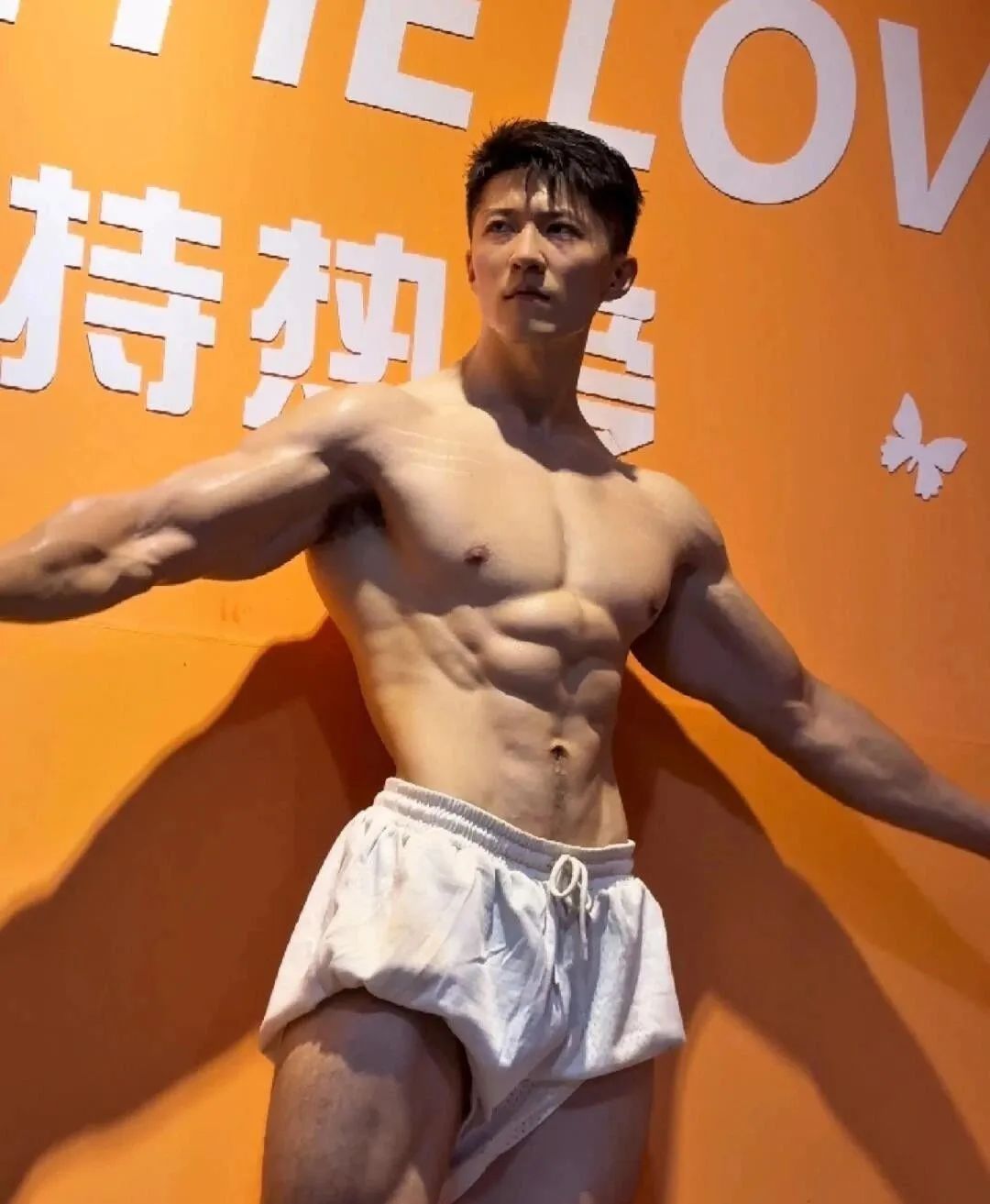 刚毅肌肉帅哥水中秀肌，你会几点回家？