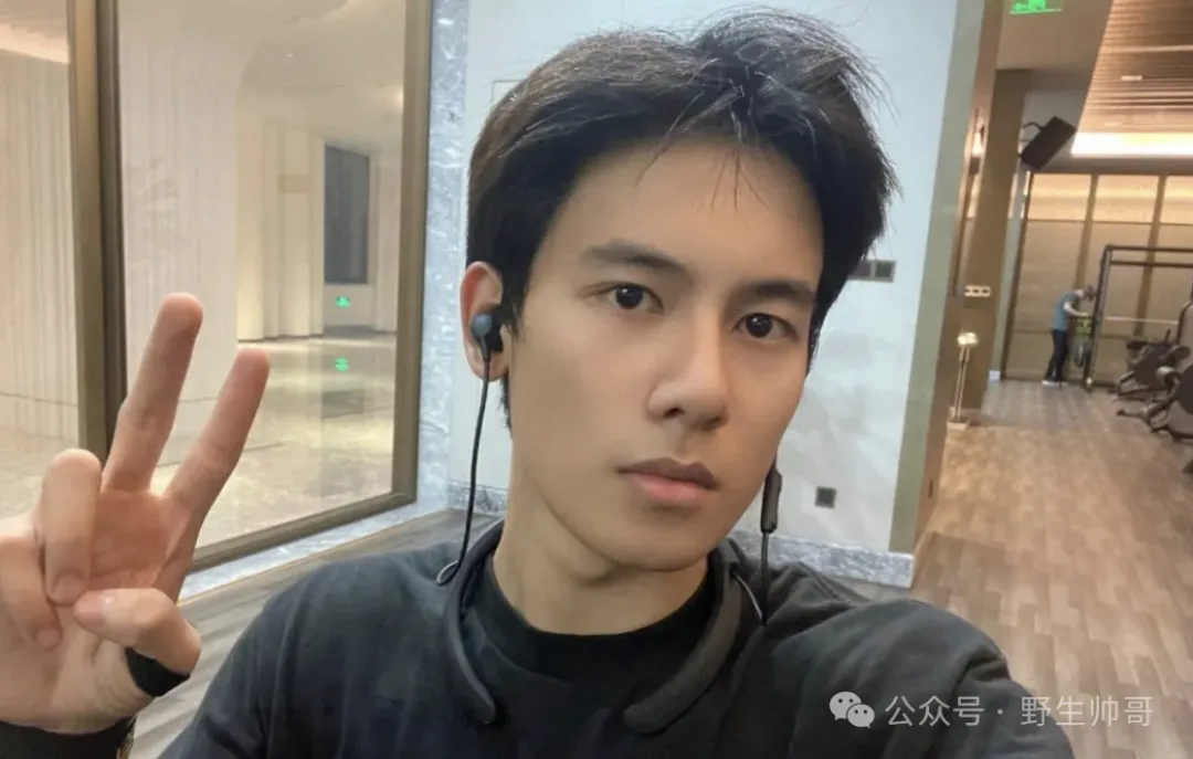 胡先煦新电影脱光光跪着喊主人，双手抱着太有看头啦！