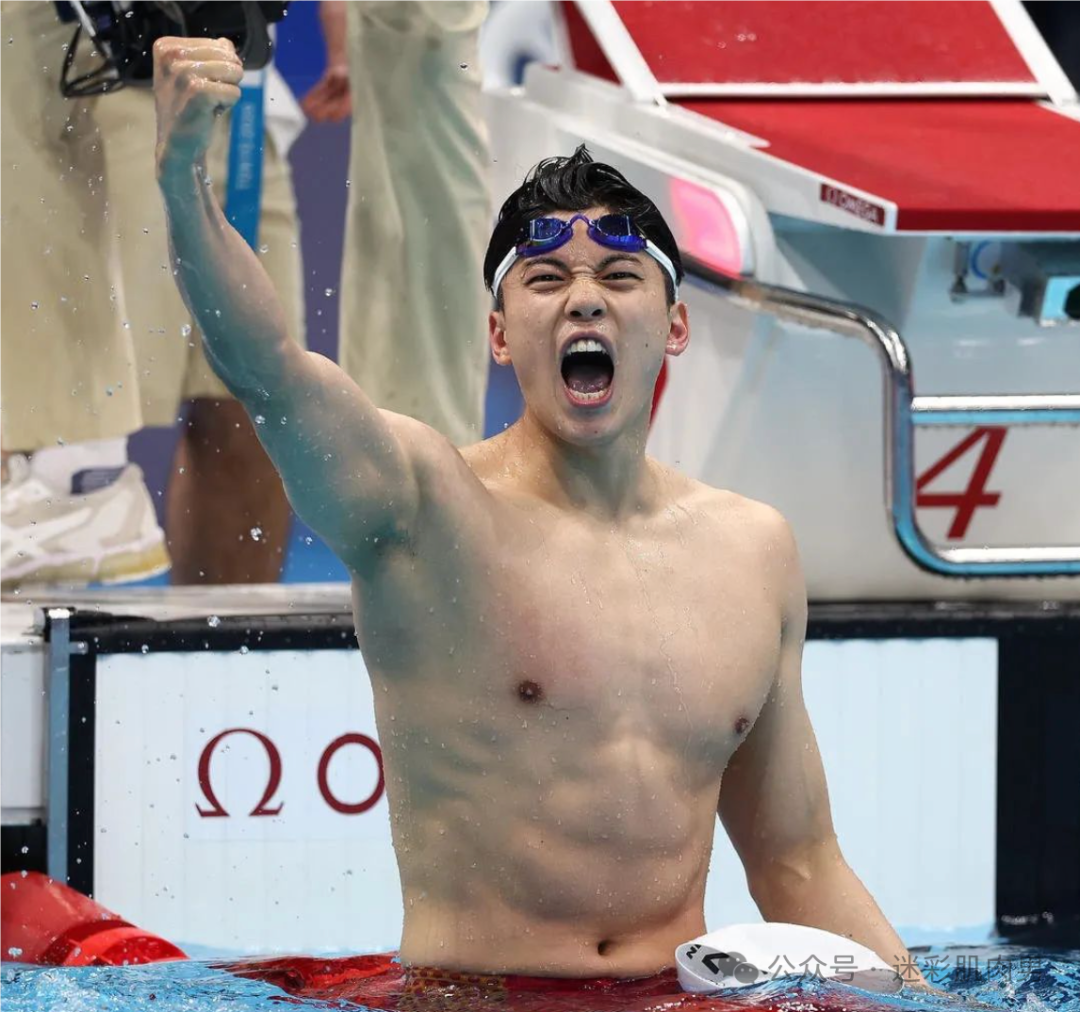 192CM 汪顺比赛穿紧身泳裤照刷屏实力凸出，被摸胸了？