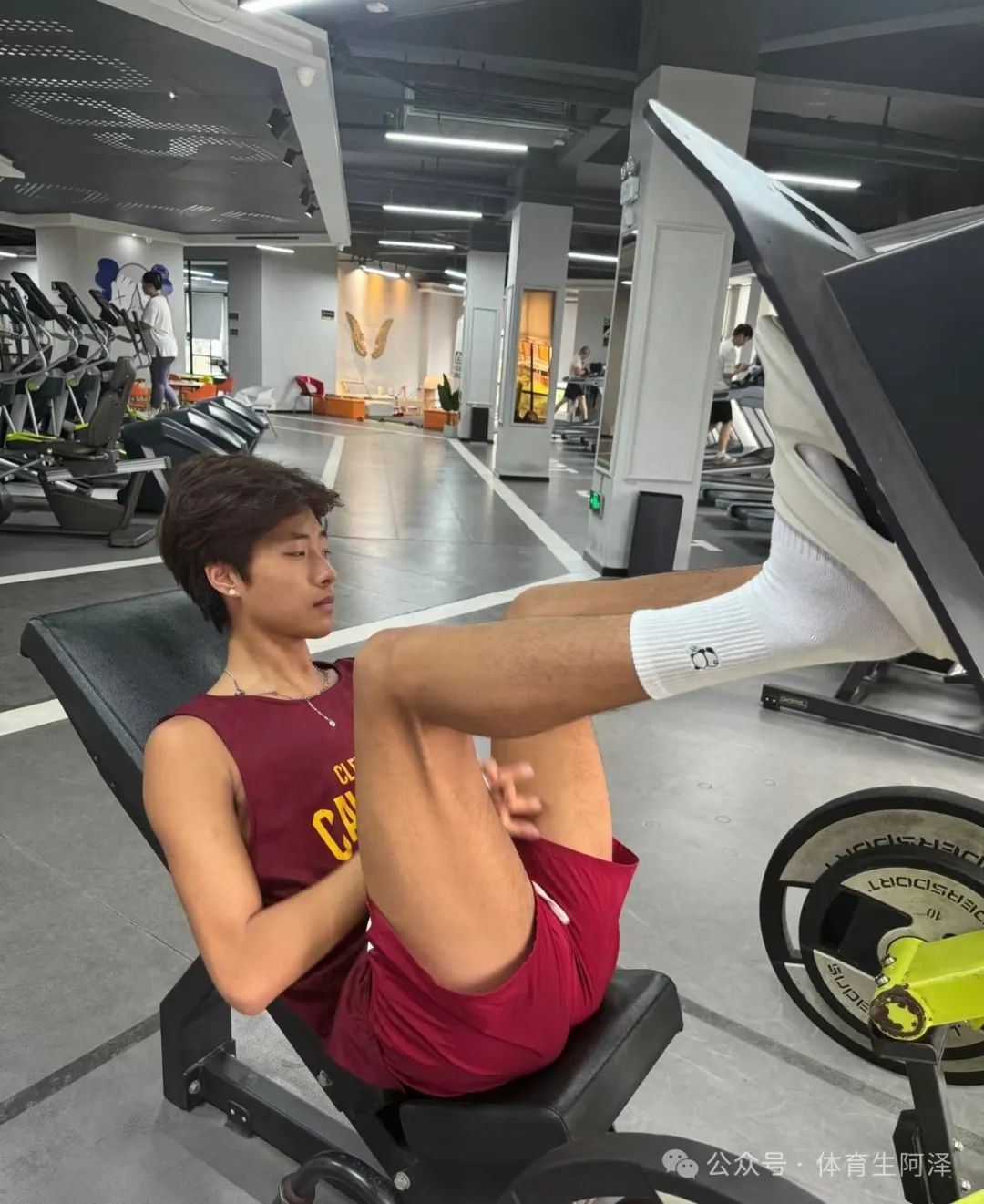 185 白袜黑皮体育生，白袜长腿太诱惑，直男学弟被掰弯........