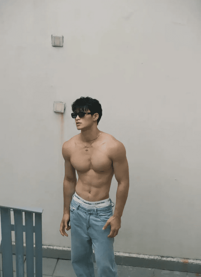 穿着破烂背心的肌肉帅哥，性感身材魅力无限