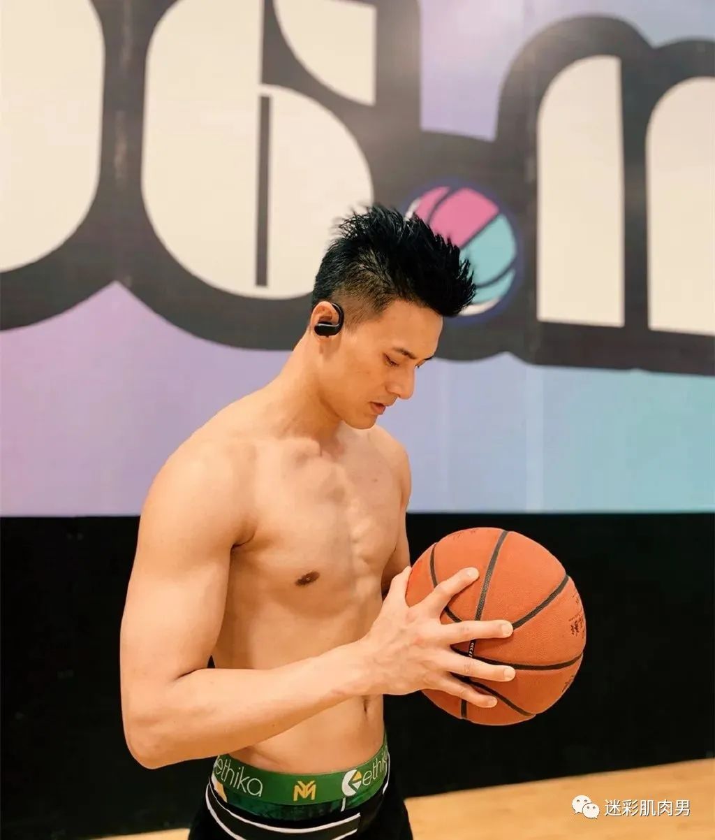 川师体院毕业的男模叶周，这长腿最近又长大了