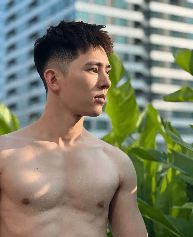 清秀俊逸的小哥在床上慵懒样子，性感又迷人！