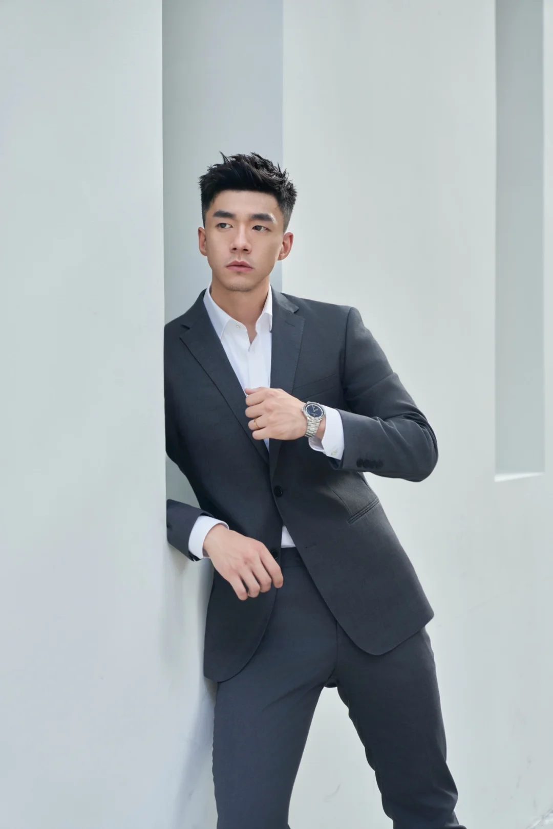 山东西装 190cm 大男孩，来电梯口一下！