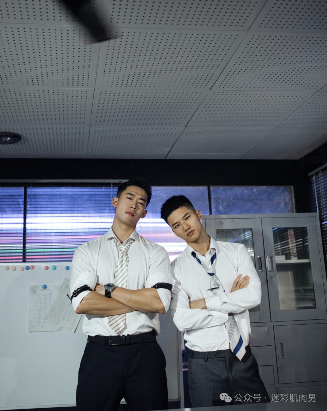 新来的正装男同事被欺负！长的好帅呀！