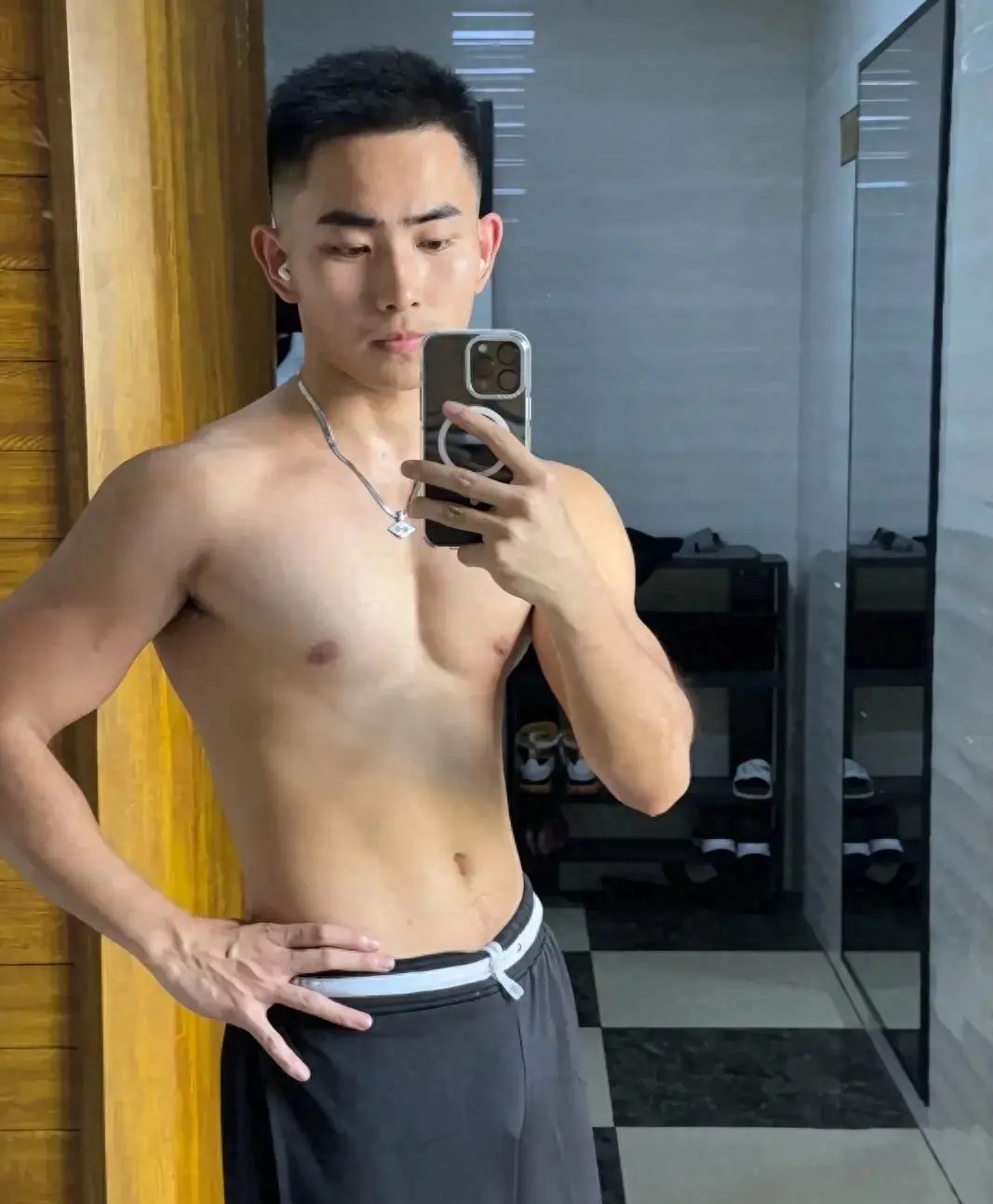 00 后阳光肌肉帅哥，充满了阳刚之气！