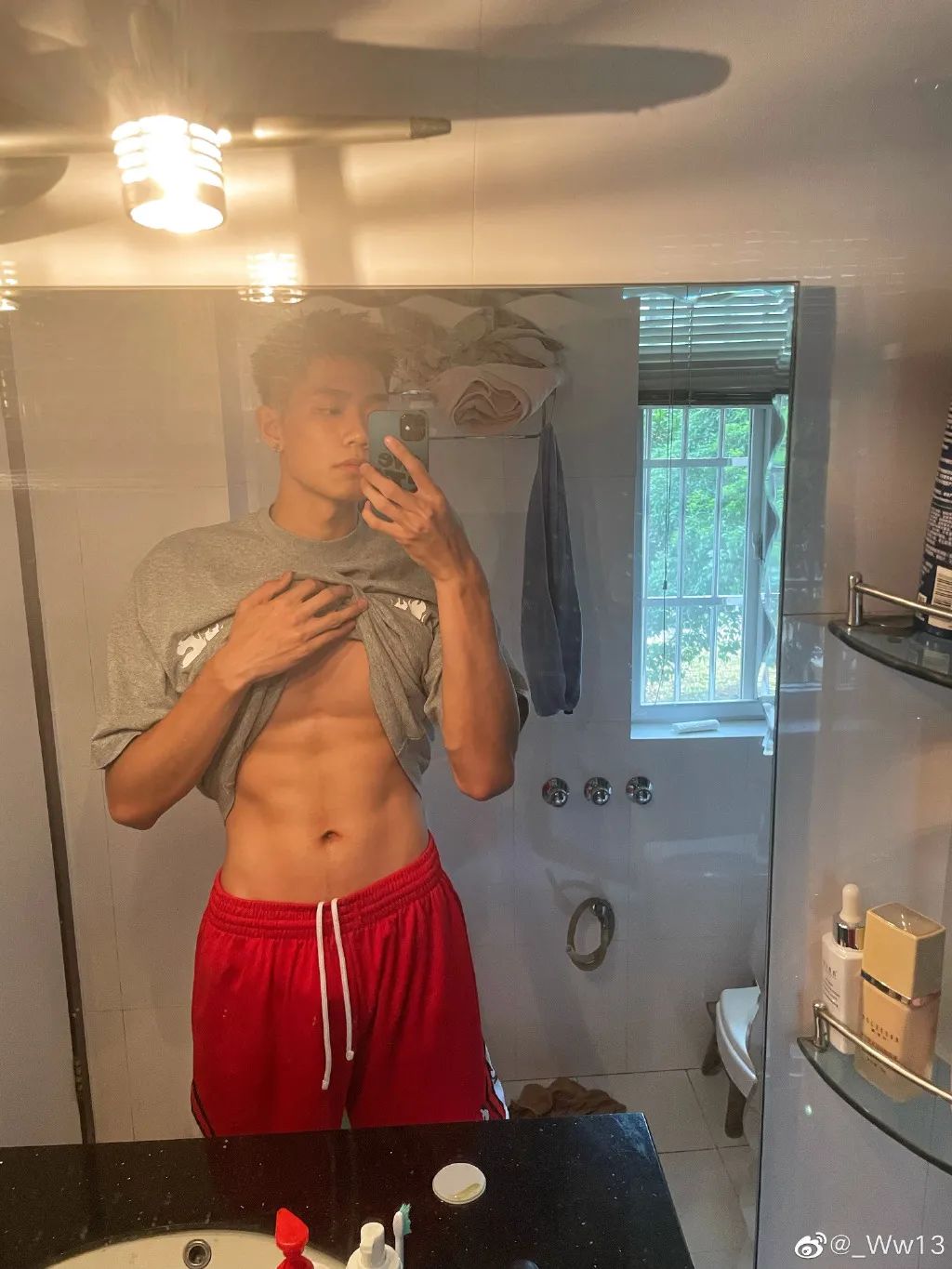 浙江 02 年直男体育生，这 190CM 大长腿简直太炸了！