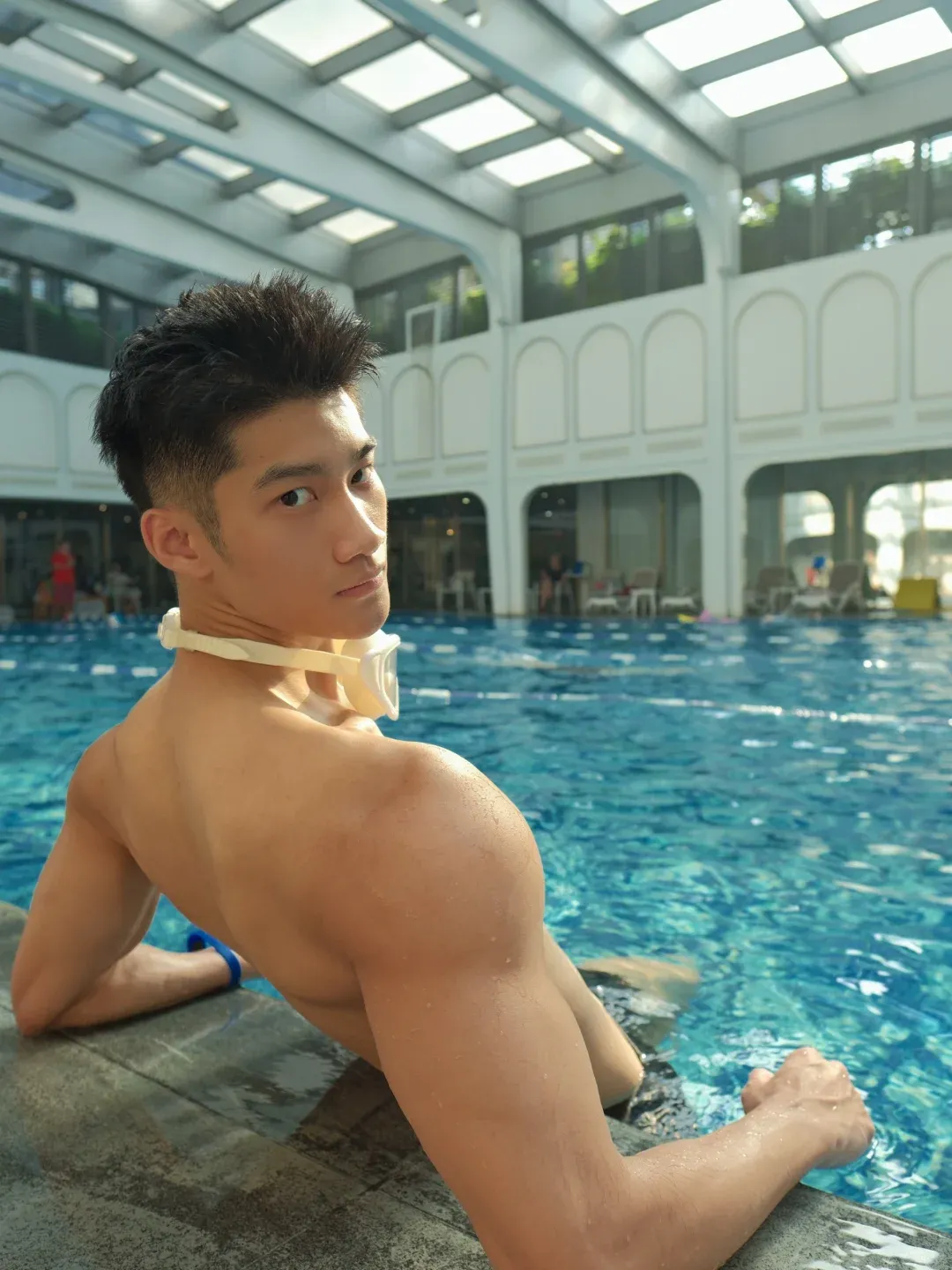 操场 184cm 运动长腿男湿透脱啦，大鼻梁太性感了！