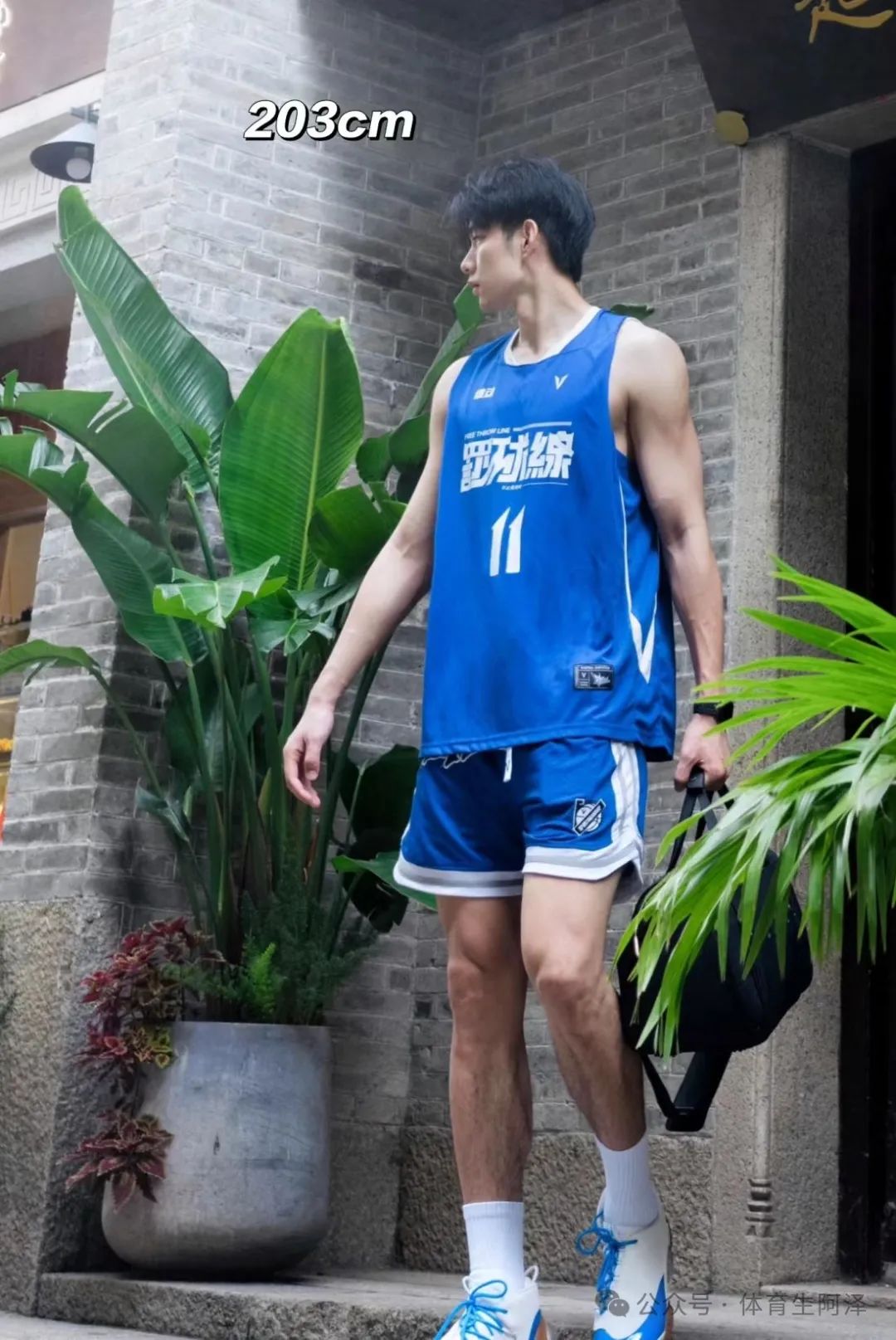 身高两米的白袜篮球体育生。腿比命长，简直人生的男主角......