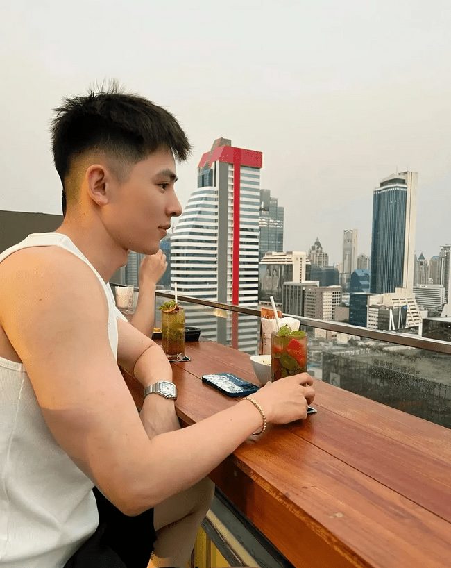 清秀俊逸的小哥在床上慵懒样子，性感又迷人！